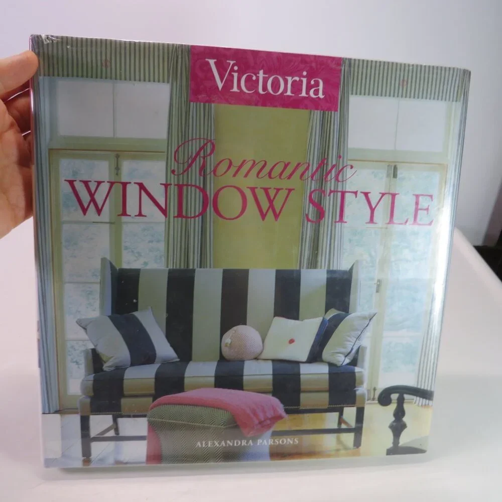 Victoria ROMANTIC WINDOW STYLE hardback w Jacket 10x10